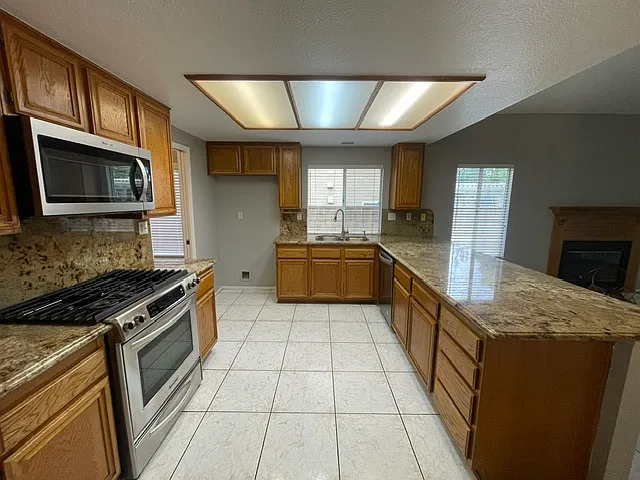 3393 Royal Ridge Rd — Photo 5