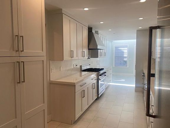2nd image of 3017 Octavia St
