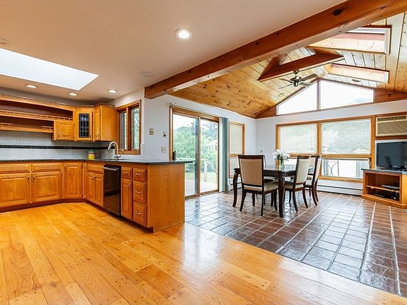 3rd image of 13 Hemlock Dr