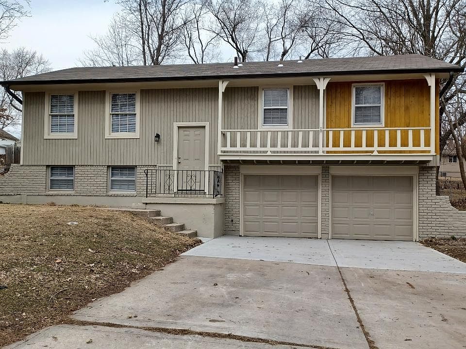 Single family home 2 car garage