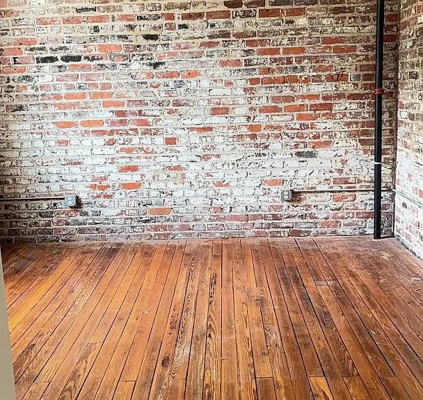 215 E Bank St — Photo 3