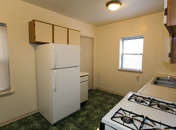 3rd image of 5746 N Winthrop Ave #D403