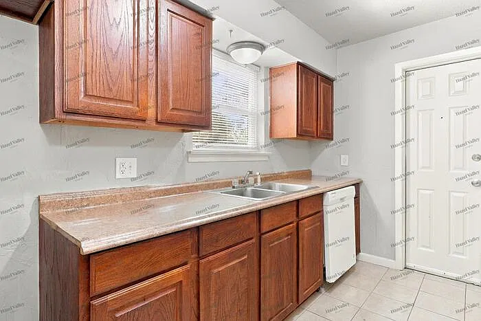 3 bed, 1.5 bath, 1223 sqft, $1,780 — Photo 4