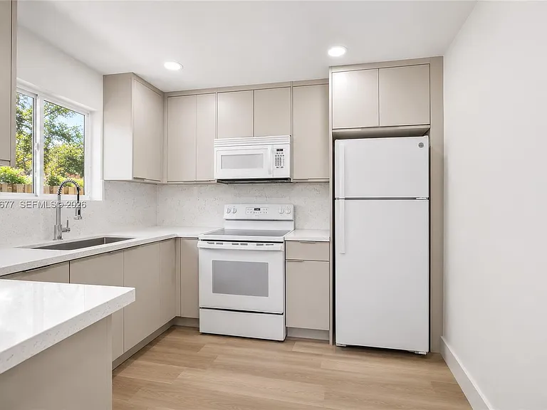 82 SW 3rd Ct — Photo 5