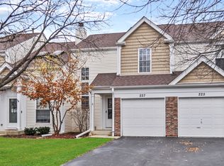 227 E Shag Bark Ln, Streamwood, IL
