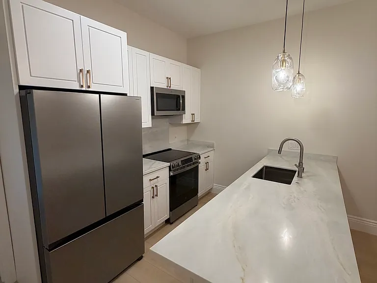 677 Spruce St #677 — Photo 3