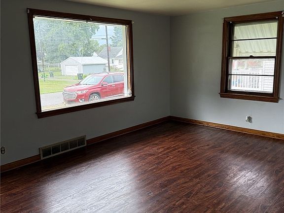 4th image of 1104 Vine St