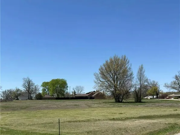 Barton Ave, Parsons, KS 67357