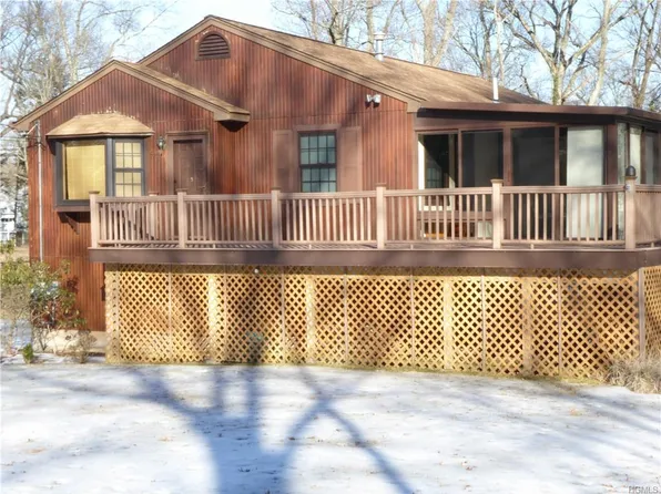21 Van Gogh Ln, Airmont, NY 10901