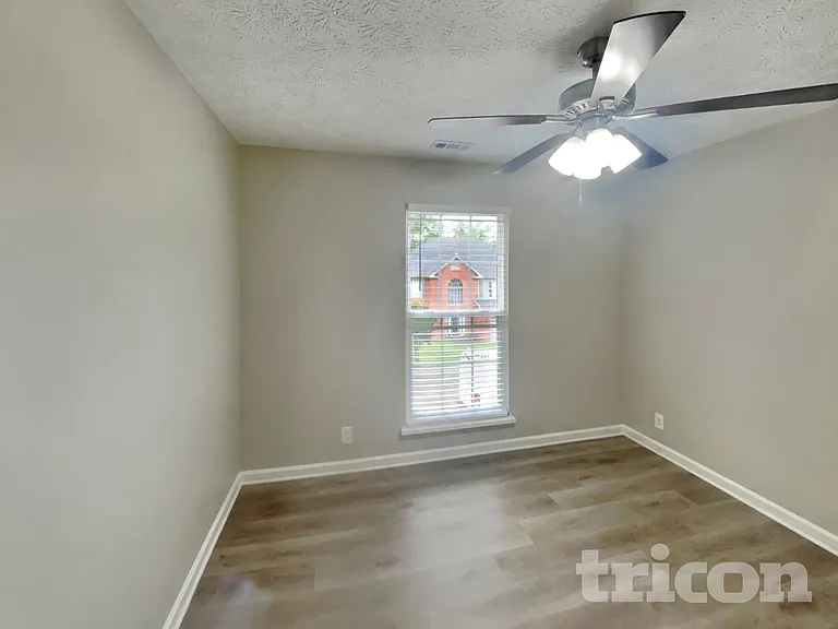 104 Edgewater Ct — Photo 13
