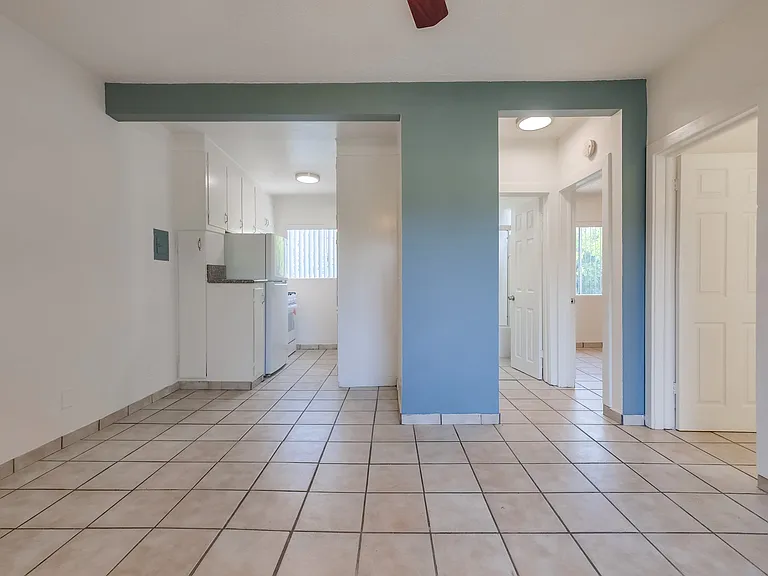 2425-2431 S Ridgeley Dr — Photo 17