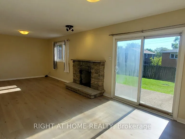 2406 Poplar Cres — Photo 23