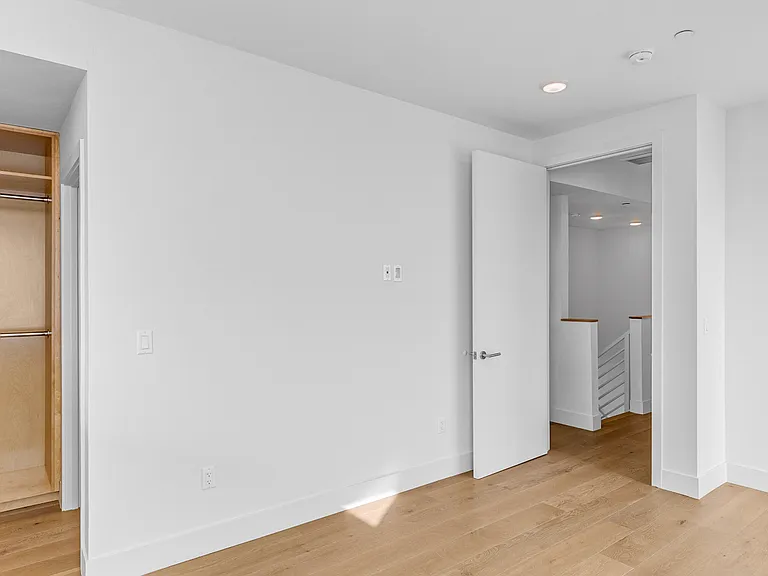 2000 N Beachwood Dr #101 — Photo 18
