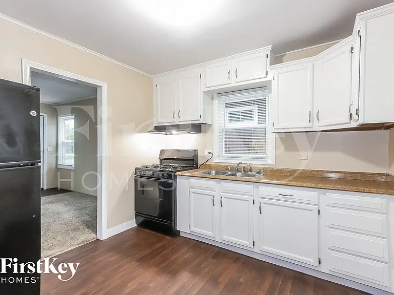 510 E Clarendon Dr — Photo 4
