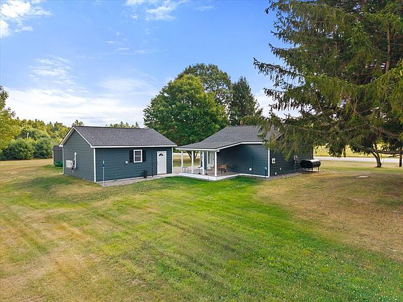 3rd image of 207 River Road
