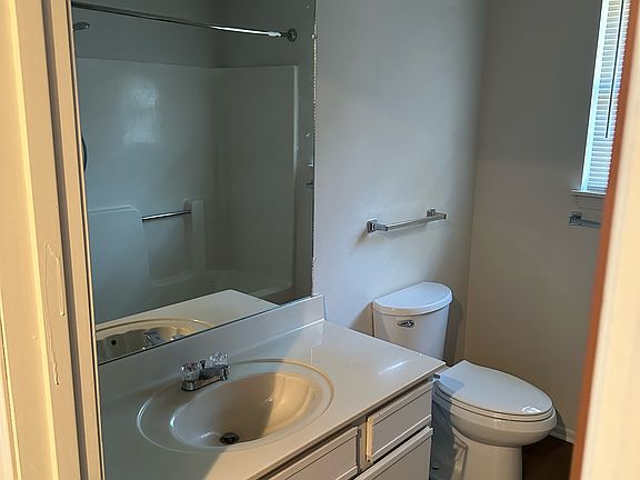 3rd image of 528 SE Lee Haven Dr