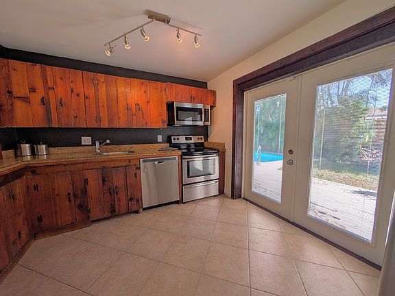 3rd image of 1450 NE 30th St