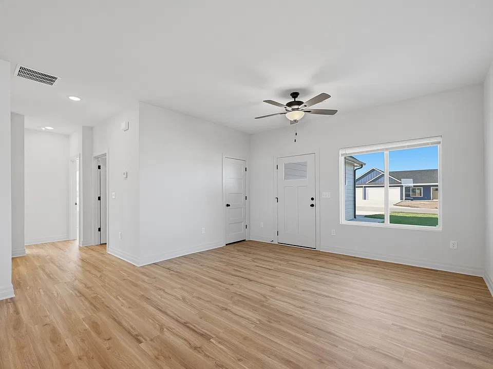 1525 N Garnet Ct