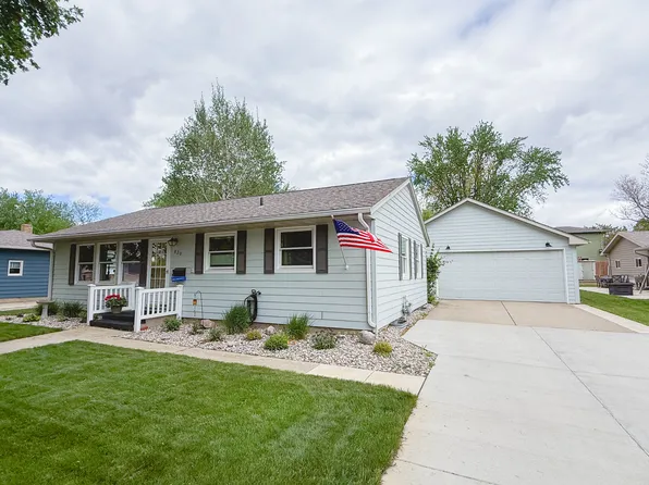 820 NE 5th St, Madison, SD 57042