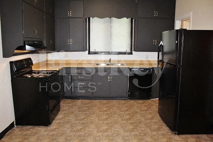 304 E 4th St — Photo 7