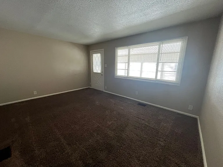 1236 Scott Ave — Photo 4