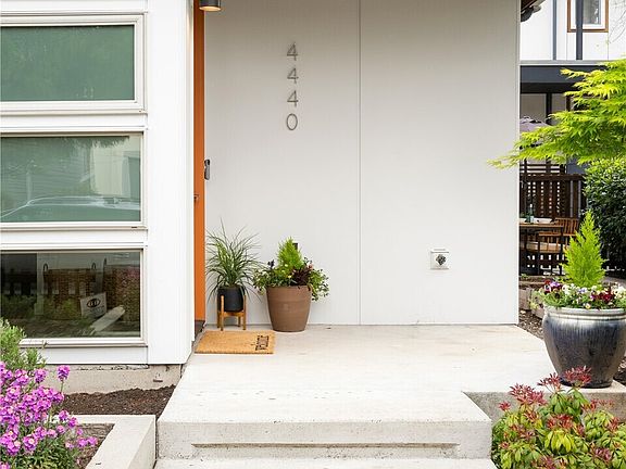3rd image of 4440 Renton Avenue S