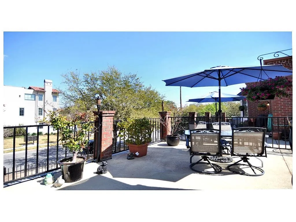 Building Photo - 4405 Bowser Ave #205
