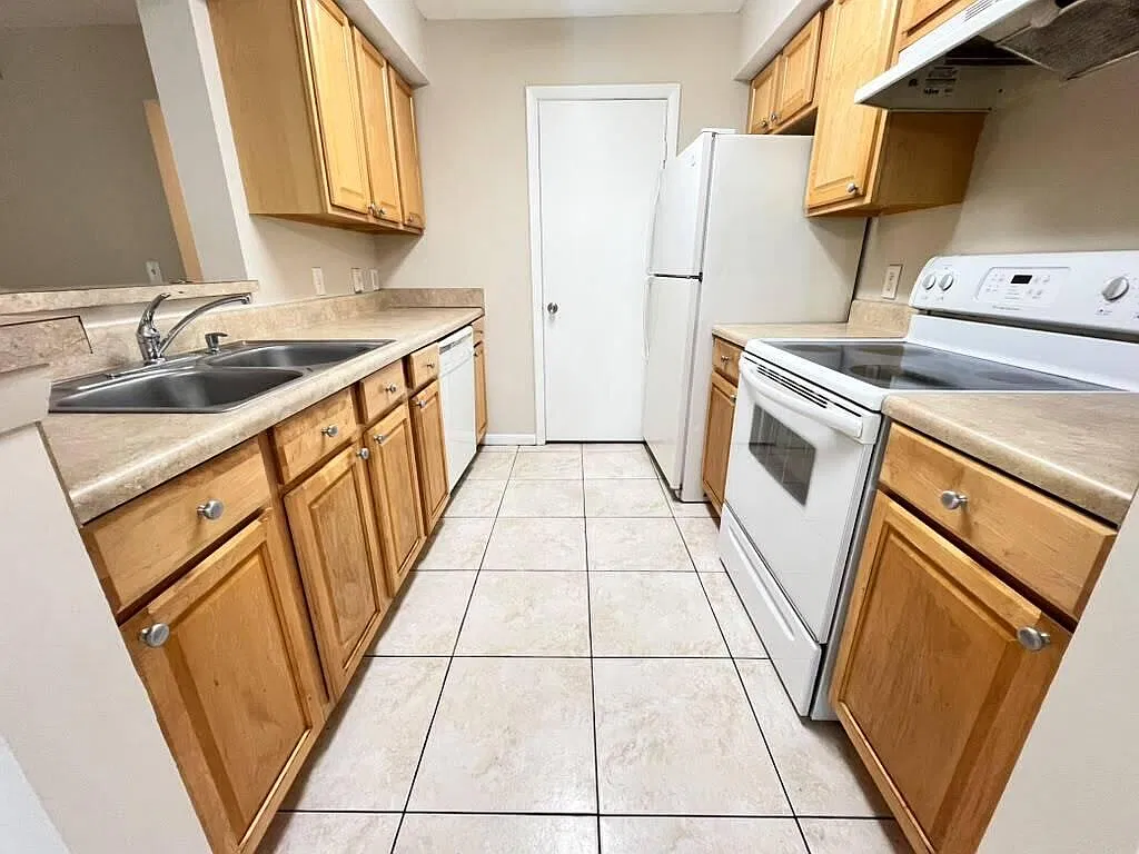 815 W Boynton Beach Blvd — Photo 2