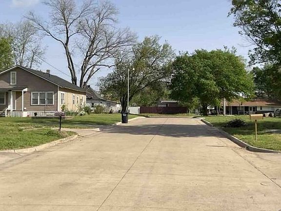 Exterior Neighborhood (street photo)