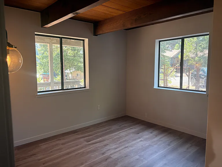 805 Holiday Ct — Photo 12