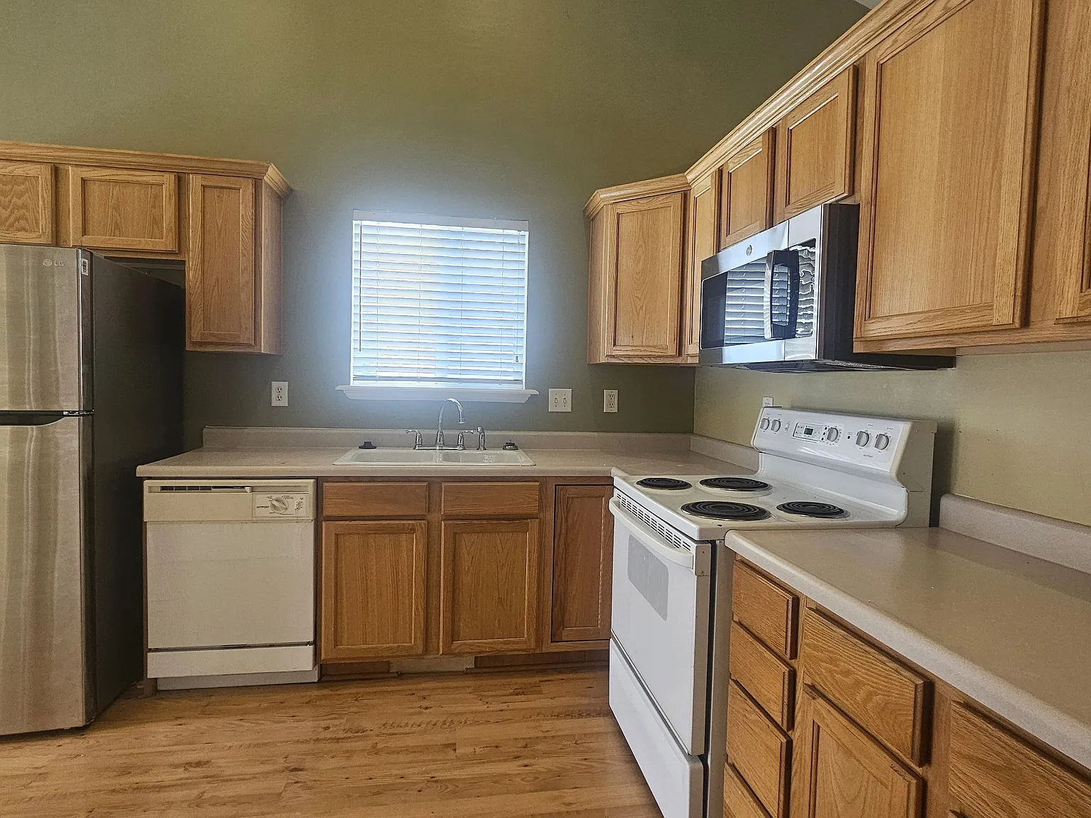 4 bed, 2200 sqft, $2,250 — Photo 2