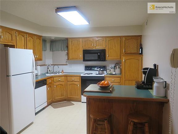Spacious kitchen w/Pantry, Dishwasher, Elec range, Blt-in Microwave, Island.