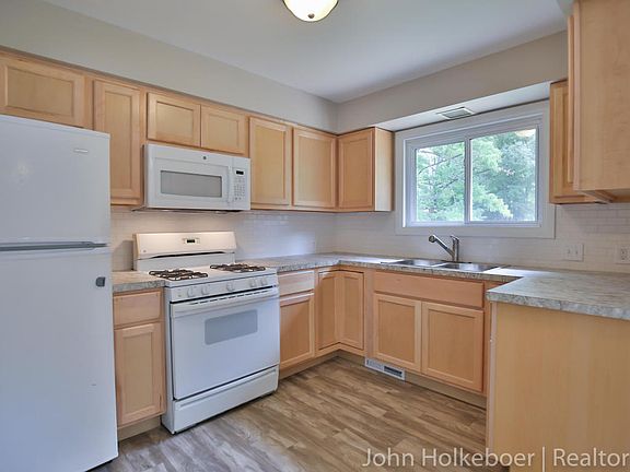 5th image of 206 Daniel St SE