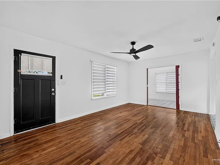 1704 Redwood Ave — Photo 4