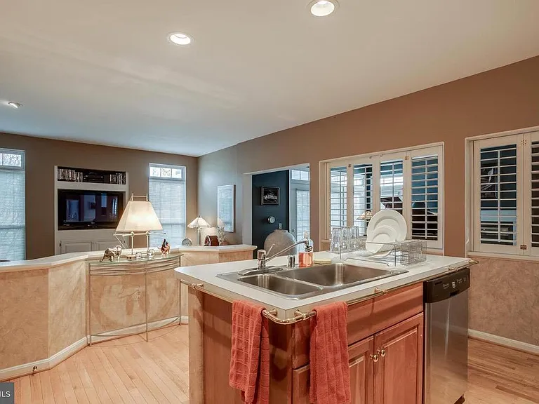 9810 Bolton Village Ct — Photo 10
