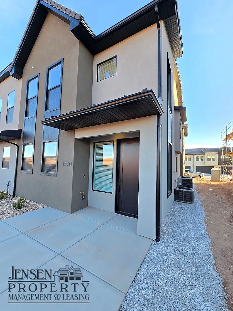 New Three Bedroom Rockland Town Home — Photo 3