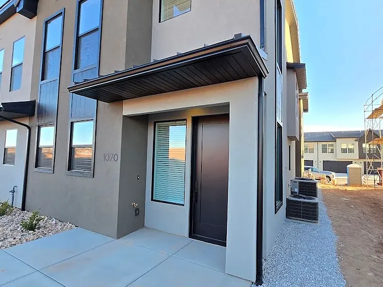 1070 W Albertine Ln — Photo 3