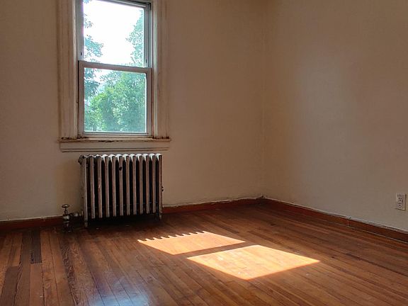 4th image of 824 College Point Blvd #2