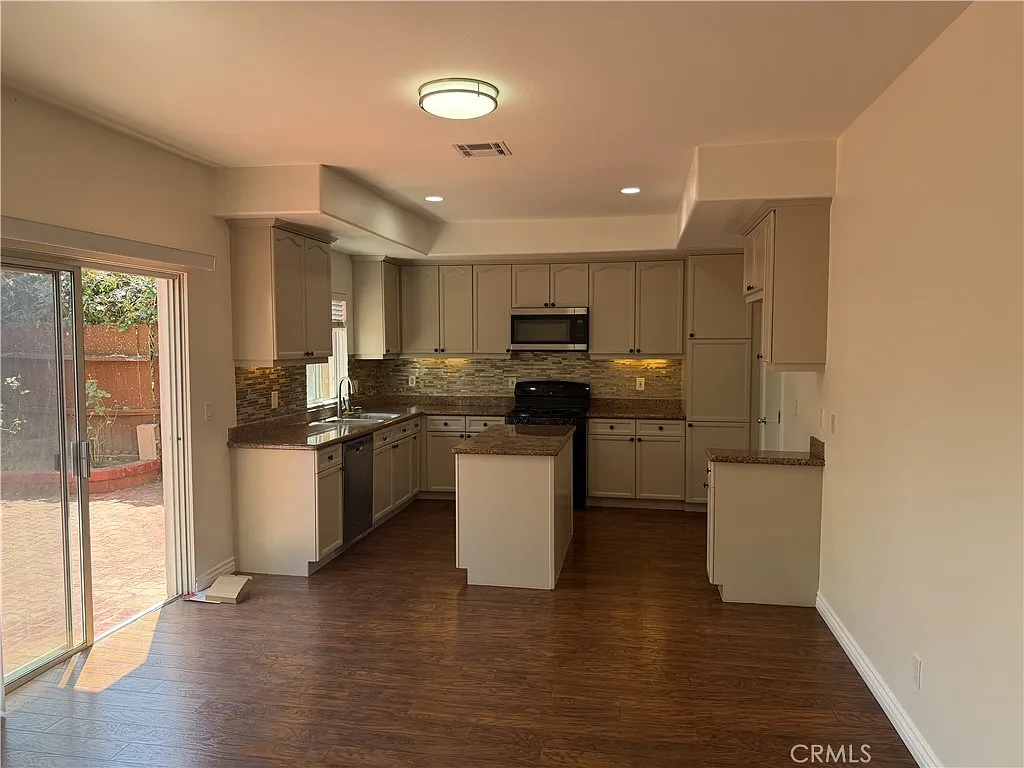 3 bed, 1840 sqft, $4,395 — Photo 4