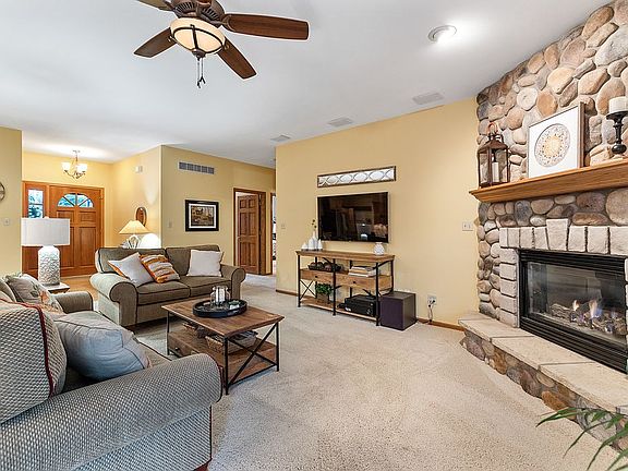 3rd image of W159N4942 Graysland Dr