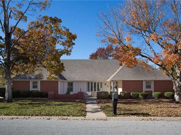 9408 Olmstead Rd, Kansas City, MO 64138