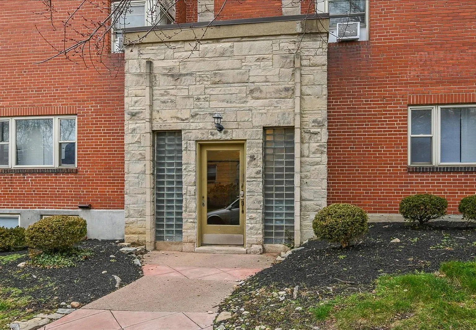 2 bed, 1.0 bath, 800 sqft, $1,175 — Photo 2