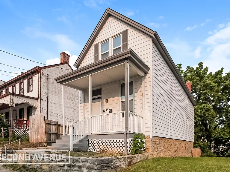 1233 Dewey Ave — Photo 1