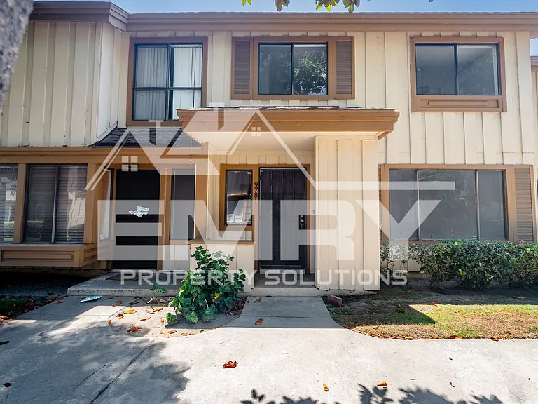 9781 S Karmont Ave — Photo 2