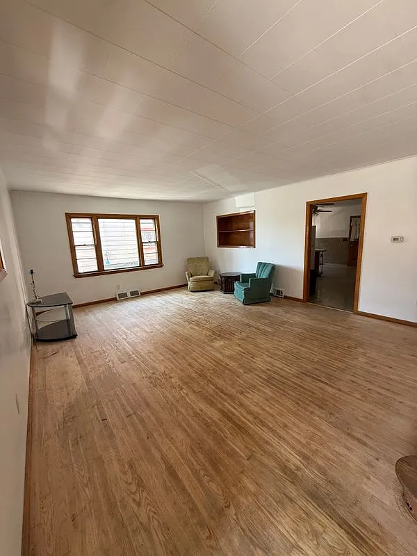 4 bed, 2.0 bath, 2524 sqft, $1,650 — Photo 2