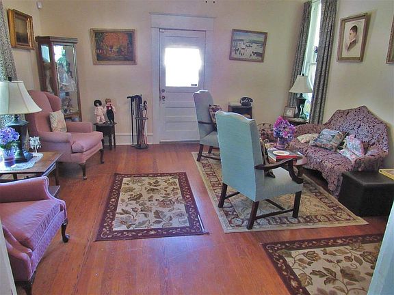 4th image of 412 E Elm St