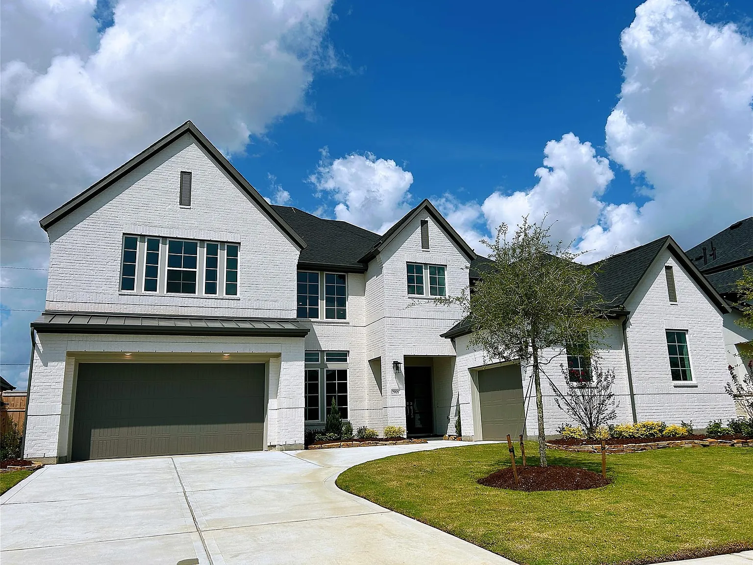 5 bed, 4.5 bath, 4418 sqft, $5,000 — Photo 2