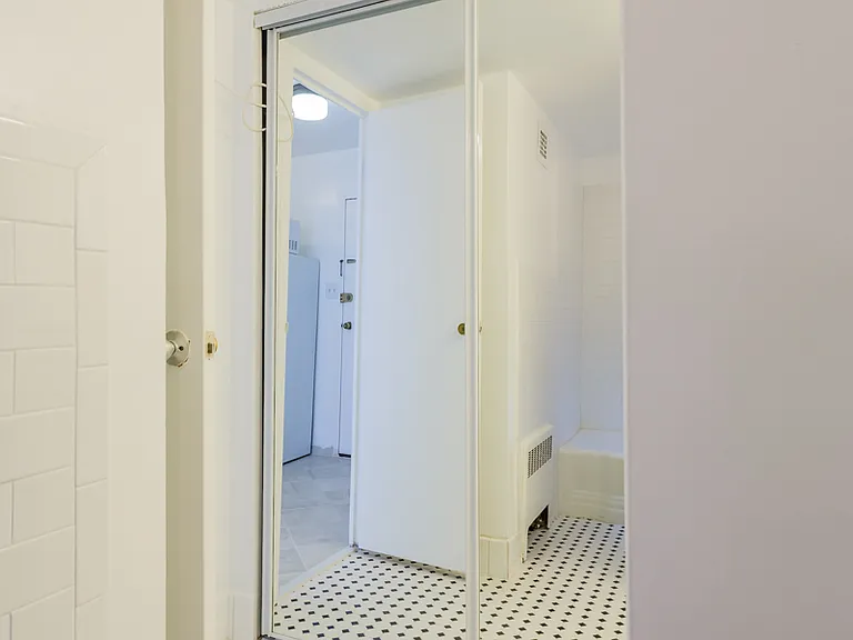 922 24th St NW #111 — Photo 9