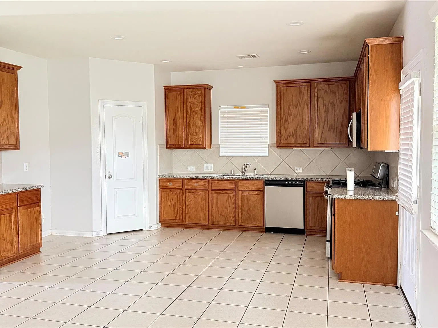 4 bed, 2.5 bath, 2640 sqft, $2,200 — Photo 3