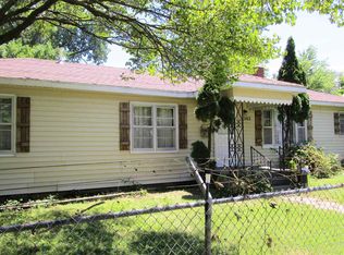 305 Karr St, Flora, IL 62839